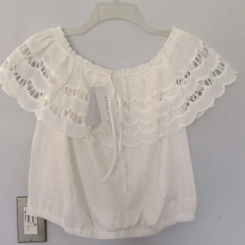 NWT beautifully detailed top can be worn on or off shoulder elastic hem 21” P2P - Picture 1 of 4